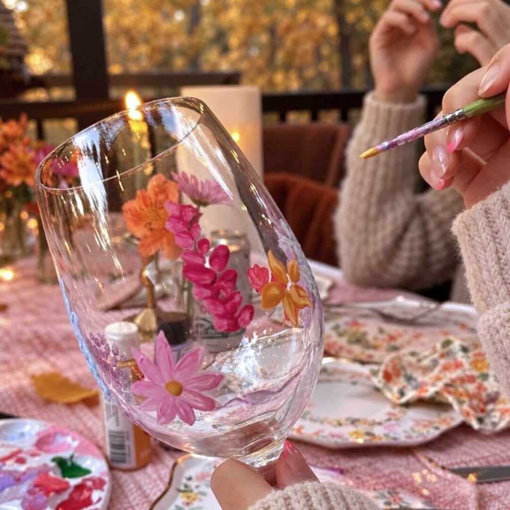 Weingläser bemalen für gemütliche Herbstabende